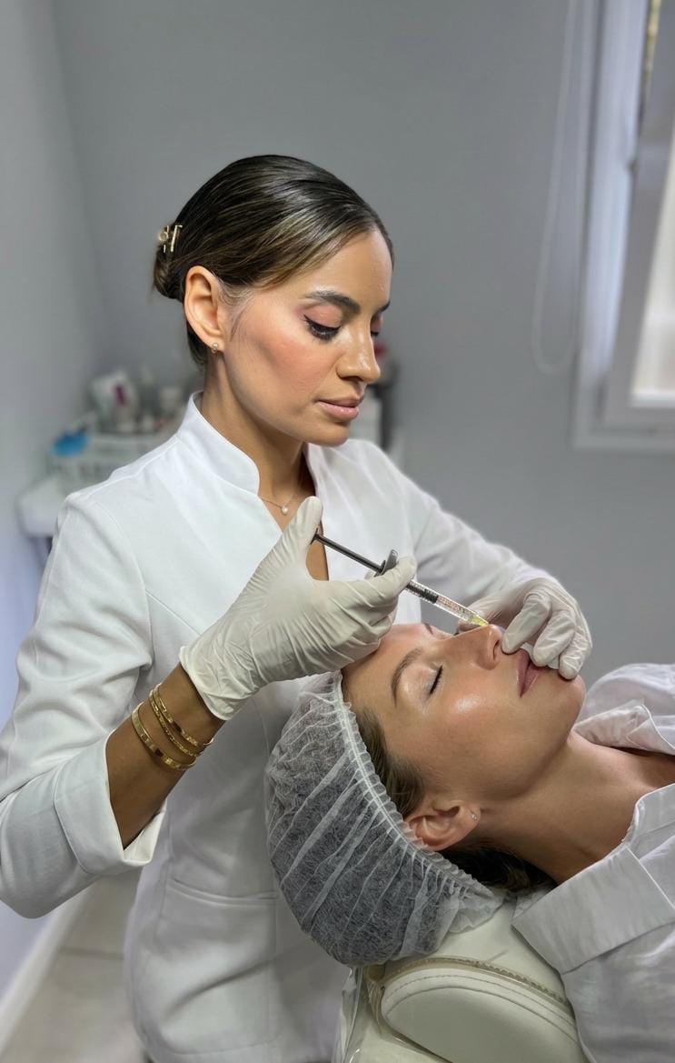Dra. Soledad Suarez realizando un procedimiento de medicina est&eacute;tica en su cl&iacute;nica de Mendoza